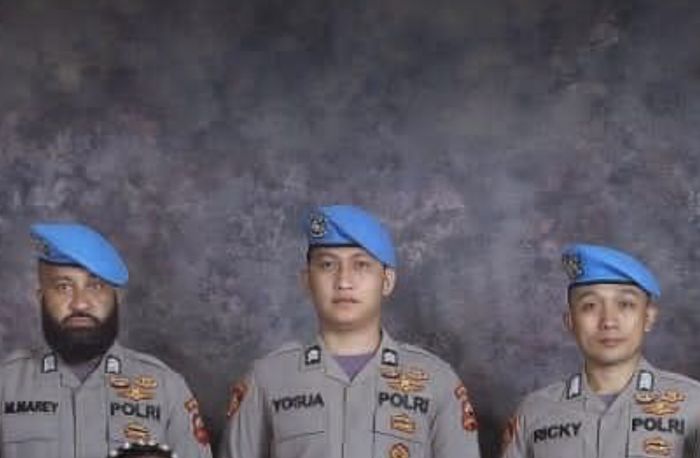 Ajudan Irjen Ferdy Sambo yang pangkatnya lebih tinggi dari Brigadir J ngumpet di balik kulkas saat Bharada E balas tembakan. 