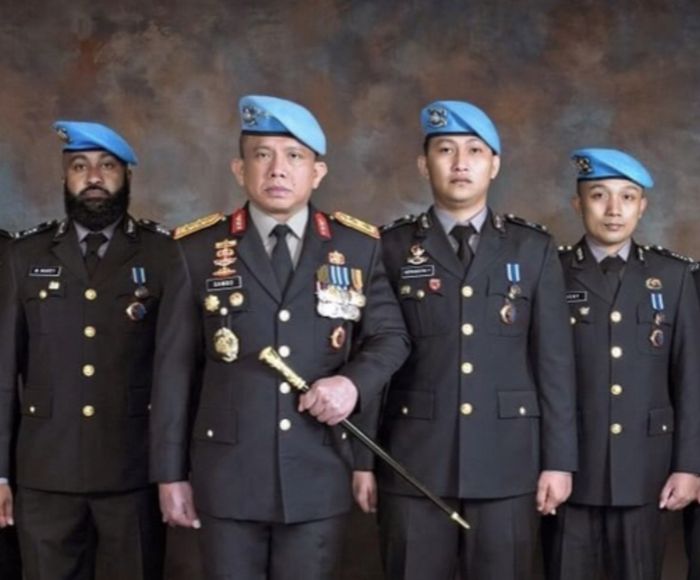 Ajudan Irjen Ferdy Sambo yang pangkatnya lebih tinggi dari Brigadir J ngumpet di balik kulkas saat Bharada E balas tembakan. 