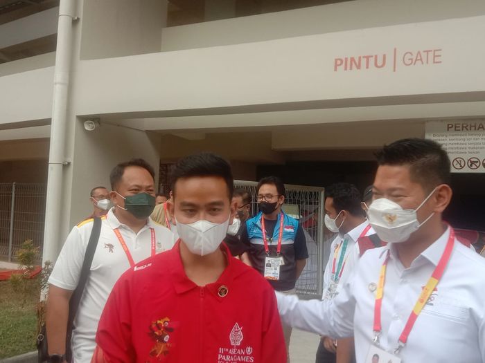 Ketua INASPOC Gibran Rakabuming Raka dan Ketua NOC Indonesia Raja Sapta Oktohari di Stadion Manahan Solo, Selasa (2/8/2022).