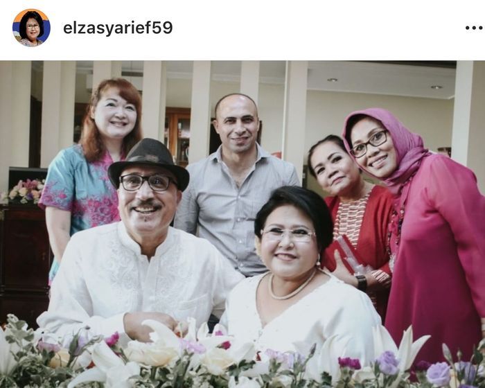 Postingan Elza Syarief bersama suami kelima nya 