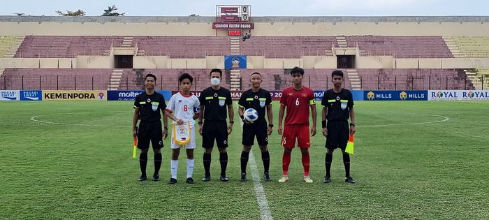 Kapten Filipina  dan kapten Vietnam berfoto bersama perangkat pertandingan dalam laga lanjutan Grup A Piala AFF U-16 2022, di Stadion Sultan Agung, Bantul, Yogyakarta, Rabu (3/8/2022).