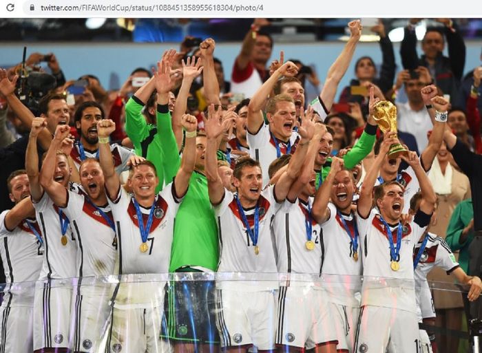 Timnas Jerman merayakan kesuksesannya merengkuh trofi Piala Dunia 2014 Brasil.