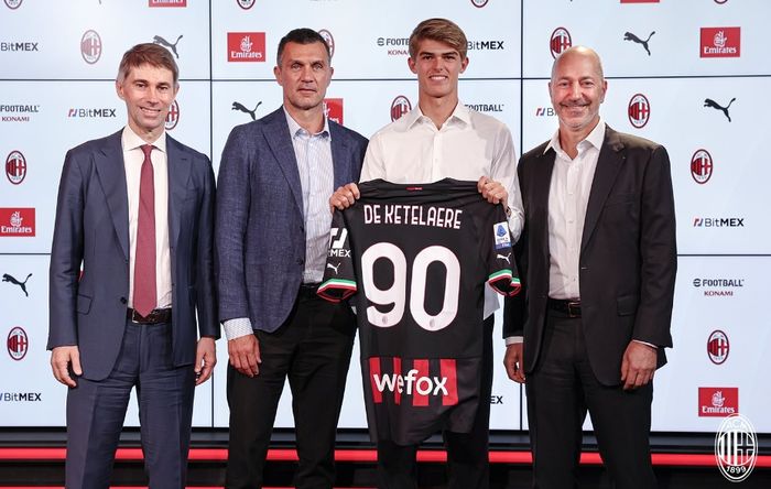 Charles De Ketelaere resmi diperkenalkan sebagai pemain baru AC Milan pada  Selasa (2/8/2022) atau Rabu dini hari WIB.