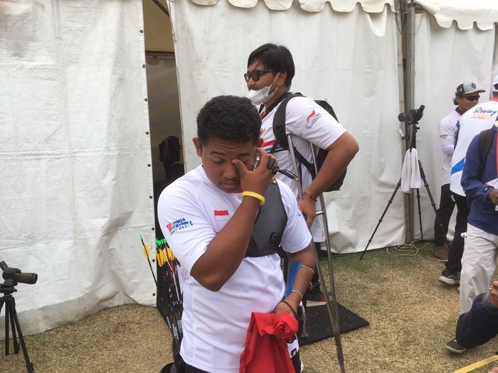 Ekspresi haru atlet para-panahan Indonesia Setiawan usai meraih medali emas ASEAN Para Games 2022, di Lapangan Kota Barat, Solo, Rabu (3/8/2022)