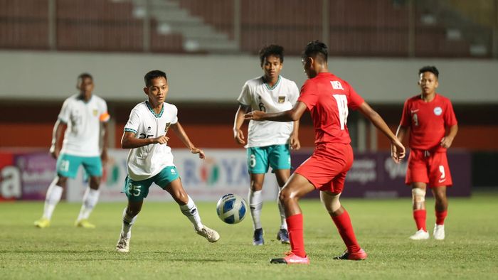 Aksi pemain Timnas U-16 Indonesia versus Singapura pada laga matchday kedua Grup A Piala AFF U-16 2022 di Stadion Maguwoharjo, Sleman, Yogyakarta, Rabu (3/8/2022).