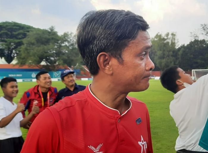 Pelatih tim sepak bola CP Kamboja, Im Sopheak Makara, seusai laga semifinal kontra Indonesia di Stadion Universitas Sebelas Maret, Surakarta, Rabu (3/8/2022)
