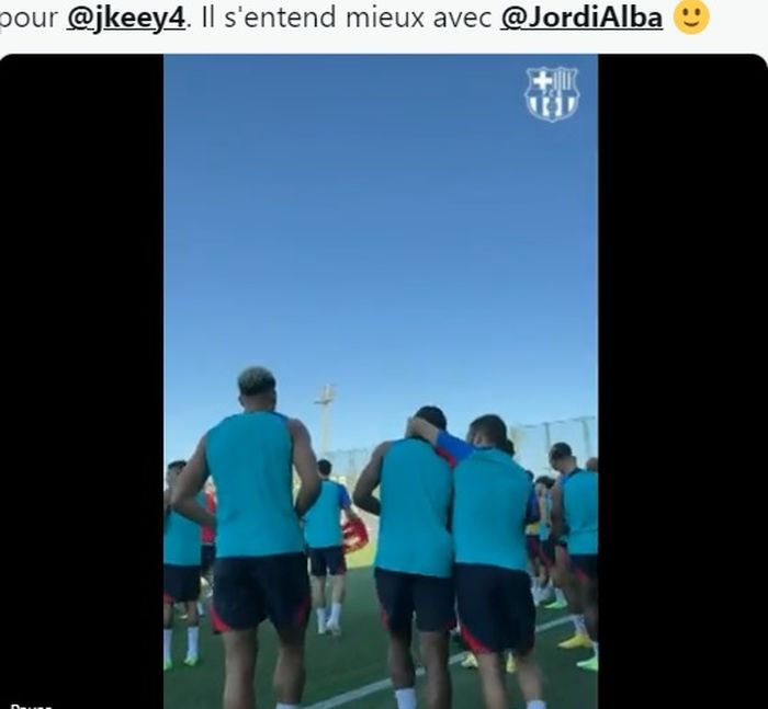 Bek kiri Barcelona, Jordi Alba, terlihat merangkul pemain baru El Barca, Jules Kounde, dalam sesi latihan.
