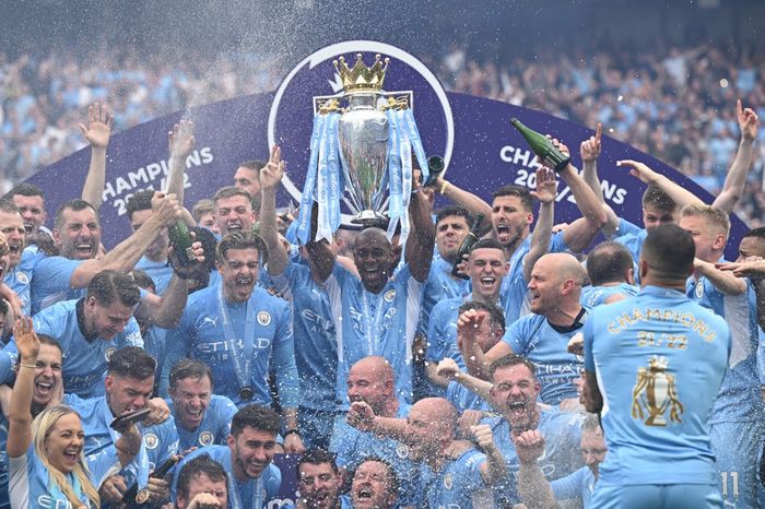Para pemain Manchester City merayakan gelar juara Liga Inggris 2021-2022.