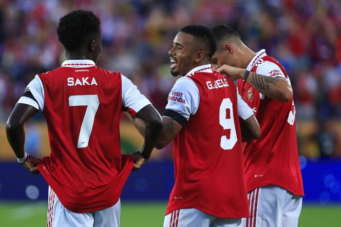 Para pemain Arsenal merayakan gol yang dicetak Gabriel Jesus ke gawang Chelsea dalam laga pramusim di Orlando (23/7/2022).