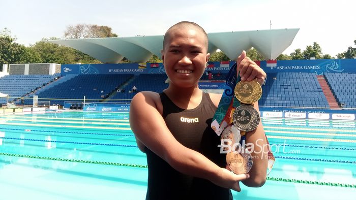 Mutiara Cantik Harsono memamerkan 1 medali emas dan 3 medali perunggu yang diraihnya pada ASEAN Para Games 2022. Rasa syukur atas raihan medali emas diekspresikan atlet para-renang asal Nganjuk, Jawa Timur, itu dengan mencukur rambutnya hingga gundul. 