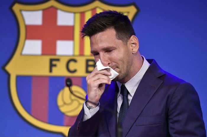Lionel Messi saat menangis dalam momen perpisahan dengan Barcelona di Camp Nou (8/8/2021).