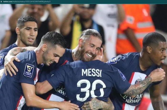 Sergio Ramos memeluk erat Lionel Messi dalam kemenangan PSG atas Nantes di Piala Super Prancis 2022.