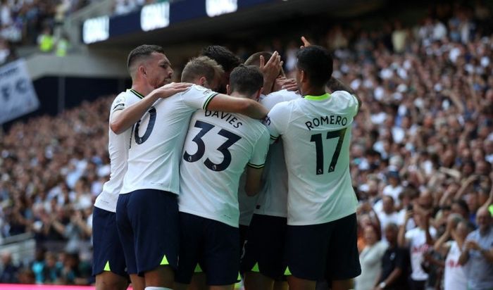 Para pemain Tottenham Hotspur merayakan gol Eric Dier ke gawang Southampton dalam partai Liga Inggris, Sabtu (6/8/2022).