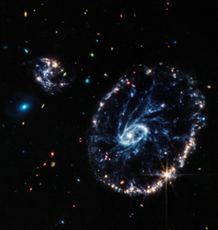 Gambar dari Webb's Mid-Infrared Instrument (MIRI) ini menunjukkan sekelompok galaksi, termasuk galaksi besar berbentuk cincin yang disebut Cartwheel.