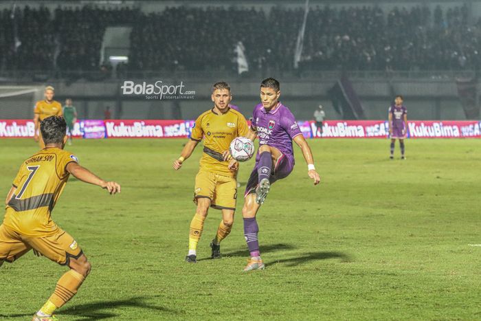 Penyerang Persita Tangerang , Ramiro Ezequiel Fergonzi (kanan), sedang menguasai bola dan dibayangi pemain Dewa United bernama Majed Osman Sobhi (kiri) dalam laga pekan ketiga Liga 1 2022 di Stadion Indomilk Arena, Tangerang, Banten, 7 Agustus 2022.