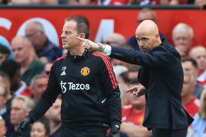 Pelatih Manchester United, Erik ten Hag, memberi instruksi kepada pasukannya dalam laga Liga Inggris kontra Brighton &amp; Hove Albion di Stadion Old Trafford, Minggu (7/8/2022).