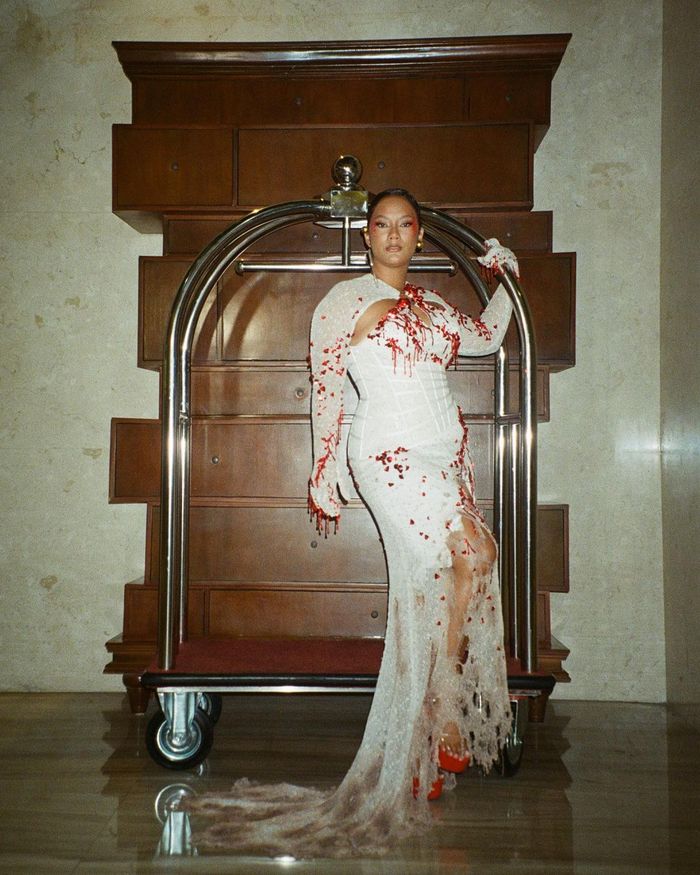 Penampilan Tara Basro dalam gala premiere film Pengabdi Setan 2.