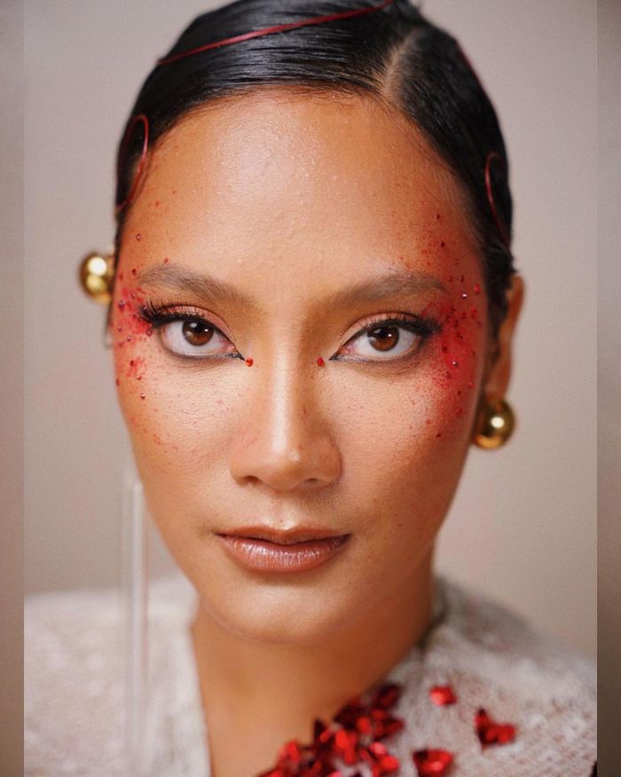 Detail makeup Tara Basro dalam gala premiere film Pengabdi Setan 2.