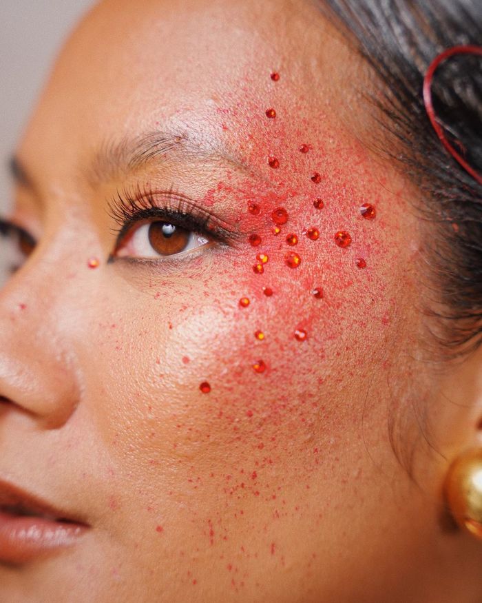 Detail makeup Tara Basro dalam gala premiere film Pengabdi Setan 2.