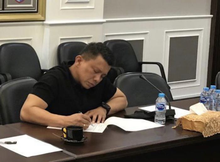 Penampilan Irjen Ferdy Sambo mengenakan baju seadanya