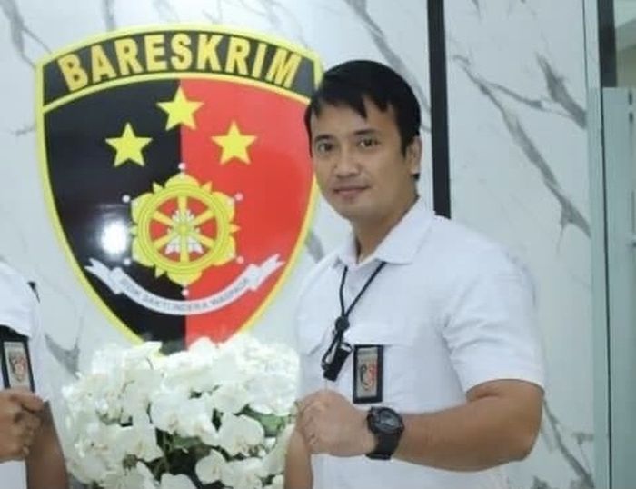 Istri Brigadir Daden yang suaminya ikut terseret-seret kasus Brigadir J ternyata punya gelar mentereng. Foto sosoknya masih jadi misteri. 