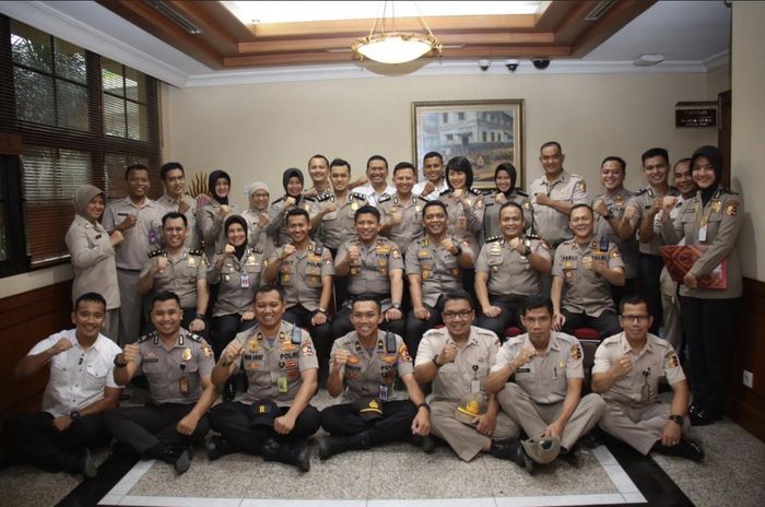 Istri Brigadir Daden yang suaminya ikut terseret-seret kasus Brigadir J ternyata punya gelar mentereng. Foto sosoknya masih jadi misteri. 