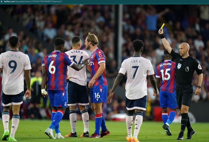 Momen Granit Xhaka mendapatkan kartu kuning pada laga pembuka Liga Inggris saat Arsenal bertandang ke markas Crystal Palace.