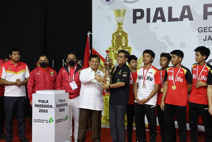 Prabowo Subianto saat menyerahkan Piala Presiden kepada Kontingen Jawa Tengah, Sabtu (6/8/2022)