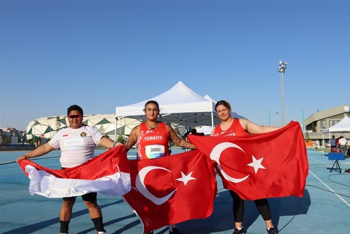 Atlet Atletik Indonesia, Eki Febri Ekawati (kiri), meraih medali perunggu di nomor tolak peluru di Islamic Solidarity Games 2021, Konya. 