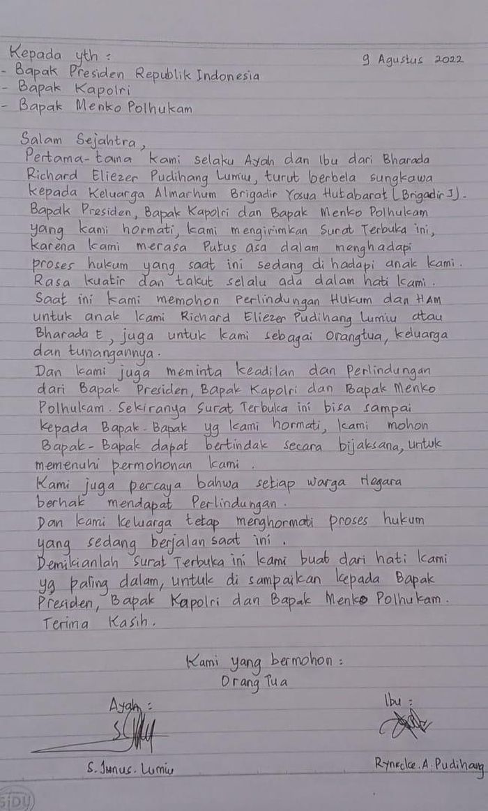 Rencana besar Bharada E tampaknya berantakan, sama seperti yang dialami Brigadir J. Foto surat terbuka orangtuanya viral. 