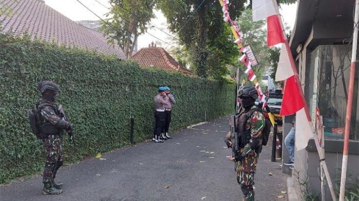 Personel Brimob bersenjata lengkap mengamankan rumah pribadi lain mantan Kadiv Propam Polri Irjen Ferdy Sambo di Jalan Bangka XI, Kemang, Jakarta Selatan, Selasa (9/8/2022).
