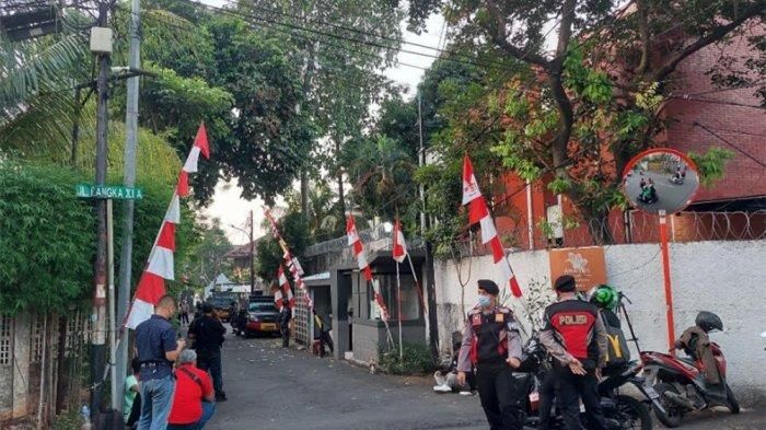 Tampak personel Brimob bersenjata lengkap turut mengamankan rumah pribadi lain mantan Kadiv Propam Polri Irjen Ferdy Sambo di Jalan Bangka XI, Kemang, Jakarta Selatan, Selasa (9/8/2022).