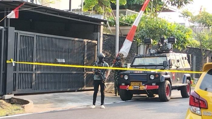 Kendaraan taktis (rantis) Brimob Polri yang disiagakan di depan rumah pribadi Irjen Ferdy Sambo di Jalan Saguling III, Pancoran, Jakarta Selatan, Selasa (9/8/2022). 