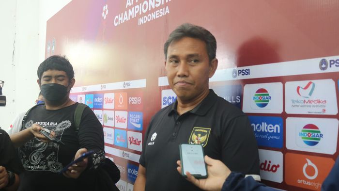 Pelatih timnas U-16 Indonesia, Bima Sakti  di Stadion Maguwoharjo, Sleman, Yogyakarta, Kamis (11/8/2022) jelang laga final Piala AFF U-16 2022 melawan Vietnam
