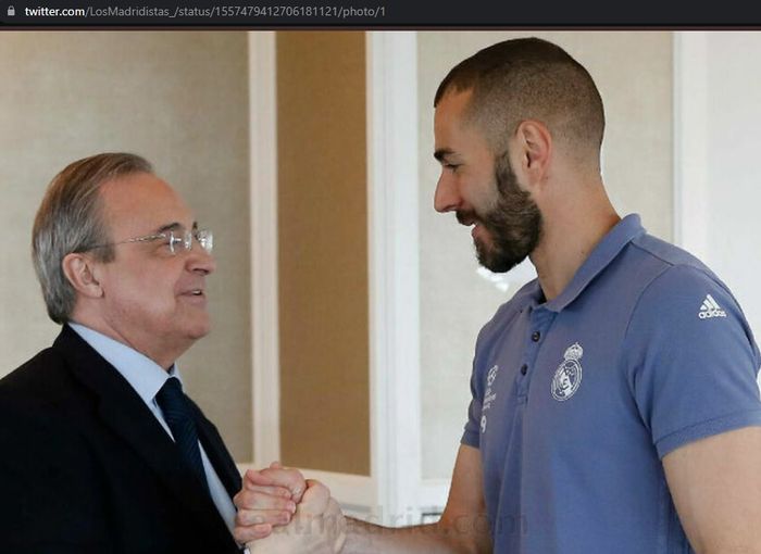 Penyerang Real Madrid, Karim Benzema bersalaman dengan presiden klub, Florentino Perez.