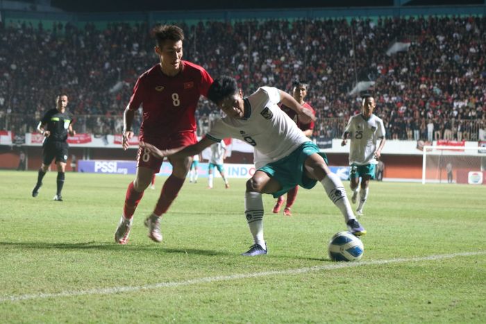 Pemain timnas U-16 Indonesia, Kafiatur Rizky dikawal ketat lawan Vietnam di babak final Piala AFF U-16 2022, Jumat (12/8/2022) di Stadion Maguwoharjo, Sleman. 