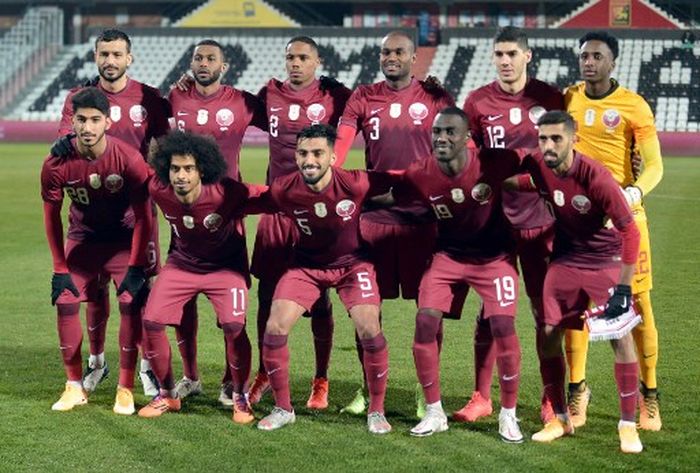 Anggota skuad timnas Qatar berpose jelang kick-off laga persahabatan melawan Kosta Rika di BSFZ Arena, Austria (13/11/2020).