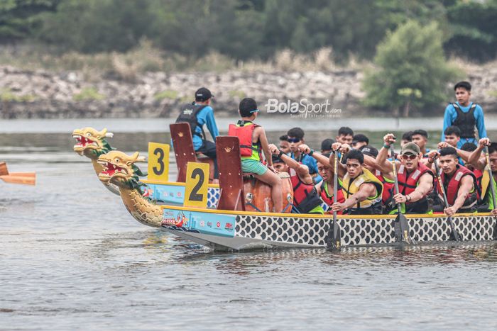 Suasana turnamen balap dayung perahu naga bertajuk Dragon Boat Festival 2022 di Pantai Ancol, Jakarta Utara, 2022.