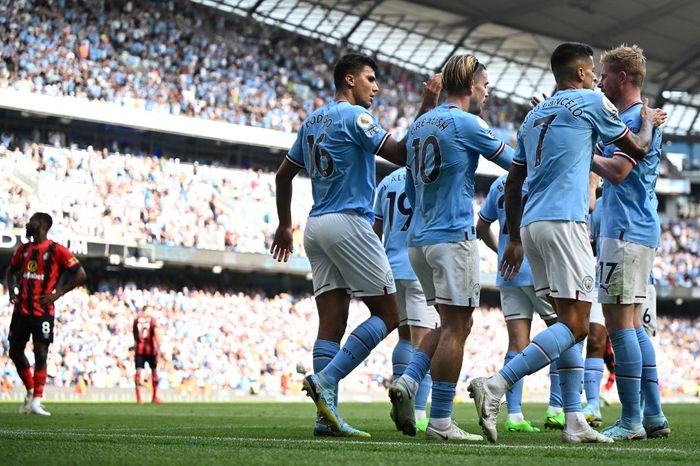 Para pemain Manchester City merayakan gol ke gawang Bournemouth dalam laga Liga Inggris di Stadion Etihad, Sabtu (13/8/2022).