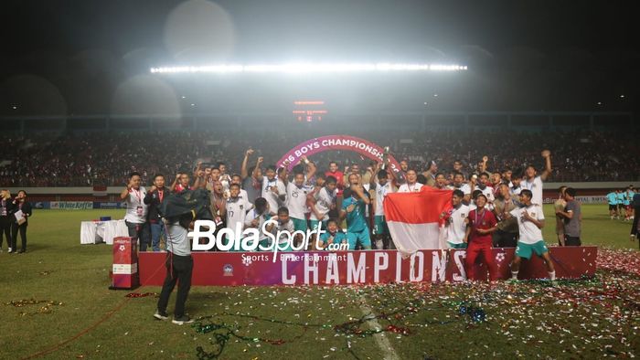 Skuat timnas U-16 Indonesia juara Piala AFF U-16 2022 di Stadion Maguwoharjo, Sleman, Jumat (12/8/2022).
