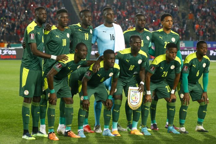 Sadio Mane (10) memimpin skuad timnas Senegal saat bertemu Mesir di kualifikasi Piala Dunia 2022 di Kairo (25/3/2022).