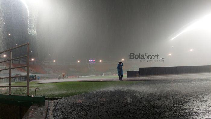 Pertandingan pekan keempat Liga 1 2022 antara RANS Nusantara FC versus PSM Makassar sempat tertunda karena hujan lebat di Stadion Pakansari, Bogor, Jawa Barat, 15 Agustus 2022. 