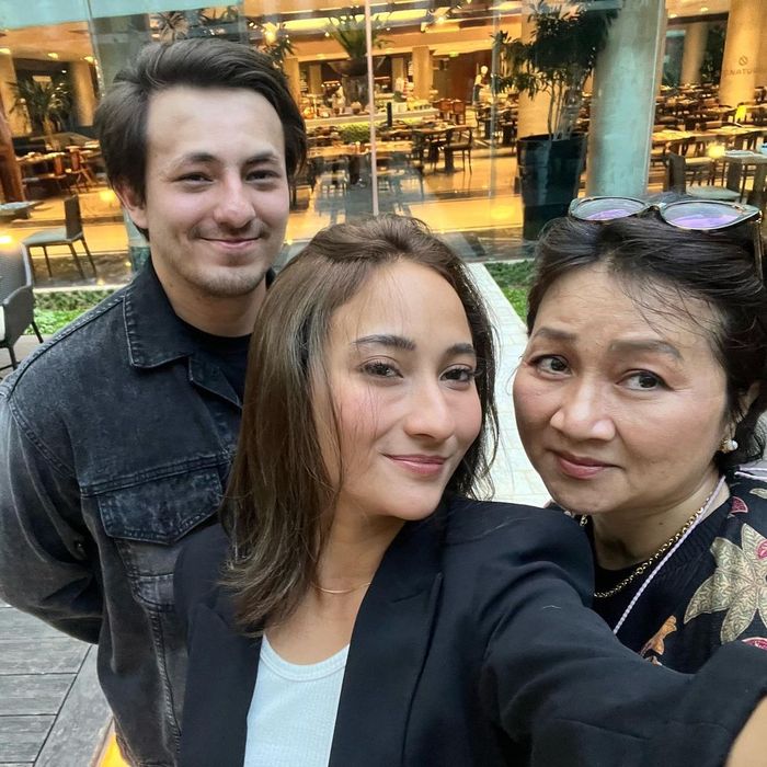 Naomi Zaskia dan Dylan Carr bersama sang mama