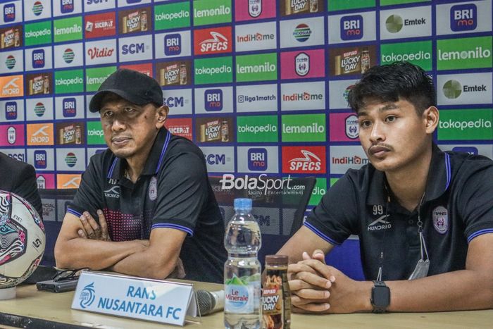Pelatih RANS Nusantara FC, Rahmad Darmawan (kiri), ditemani pemainnya bernama Septian Bagaskara (kanan)  saat menghadiri sesi jumpa pers di Stadion Pakansari, Bogor, Jawa Barat, 15 Agustus 2022.