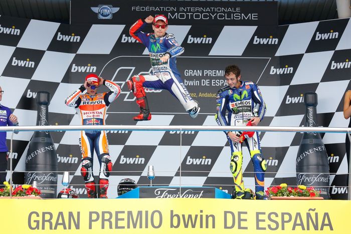 Dari kiri: Marc Marquez, Jorge Lorenzo, dan Valentino Rossi di atas podium setelah balapan MotoGP Spanyol di Sirkuit Jerez, Spanyol, 3 Mei 2015. Ketiga pembalap menjadi aktor dari musim yang menyajikan kompetisi paling dramatis dalam sejarah MotoGP. 