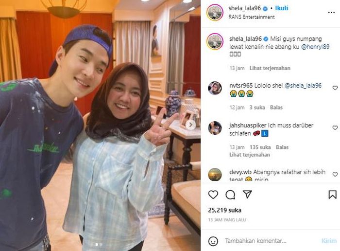 Mbak Lala pamer foto dengan Henry Lau