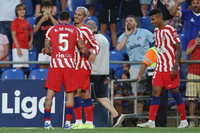 Penyerang Atletico Madrid, Antoine Griezmann, merayakan gol ke gawang Getafe dalam laga Liga Spanyol di Stadion Alfonso Perez Coliseum, Senin (15/8/2022).
