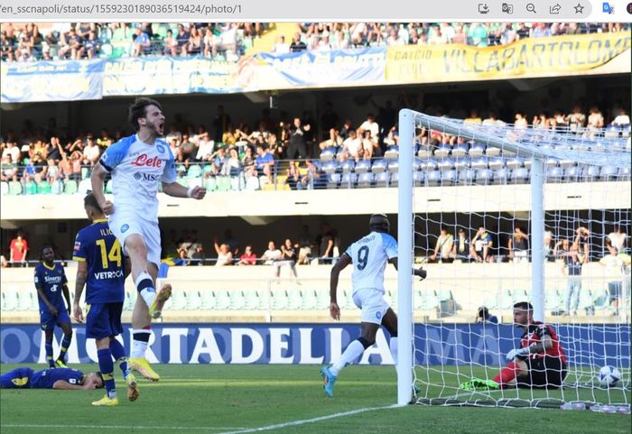 Winger anyar Napoli, Khvicha Kvaratskhelia, mencetak gol ke gawang Hellas Verona pada pekan perdana Liga Italia 2022-2023 di Stadion Marcantonio Bentegodi, Senin (15/8/2022).