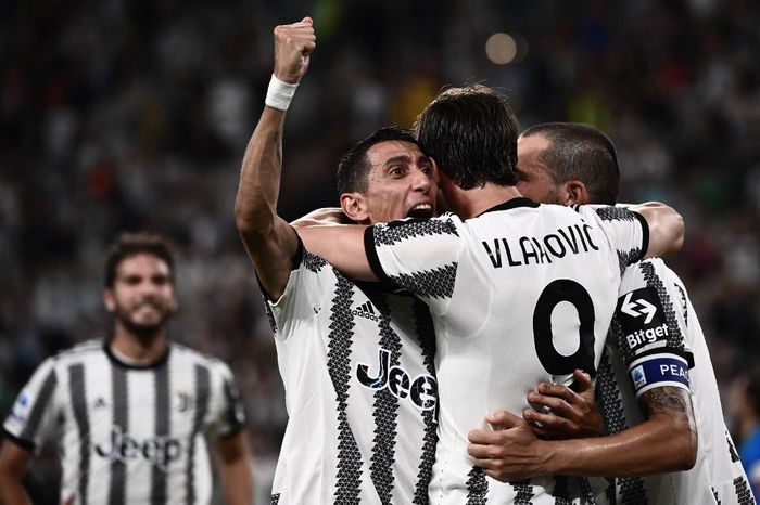 Striker Juventus, Dusan Vlahovic, merayakan gol bersama Angel Di Maria dan Leonardo Bonucci, dalam laga Liga Italia kontra Sassuolo di Stadion Allianz, Senin (15/8/2022).