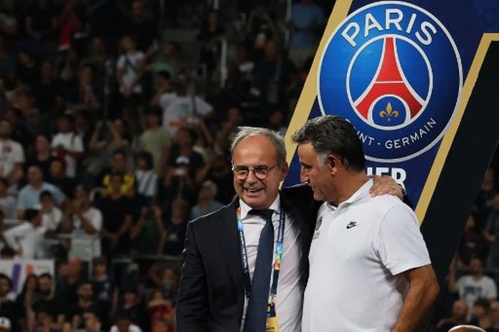 Luis Campos (kiri) dan Christophe Galtier saat merayakan gelar Paris Saint-Germain pada ajang Piala Super Prancis di Tel Aviv, Israel (31/7/2022).